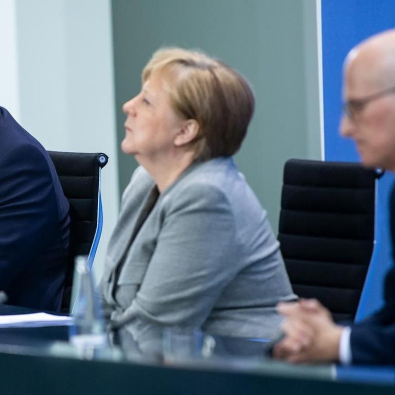 Markus Söder (l-r, CSU), Ministerpräsident von Bayern, Bundeskanzlerin Angela Merkel (CDU), und Peter Tschentscher (SPD), Erster Bürgermeister von Hamburg, äußern sich bei einer Pressekonferenz nach der Schaltkonferenz von Bundeskanzlerin Merkel und der Bundesregierung mit den Ministerpräsidenten der Länder im Bundeskanzleramt zum weiteren Vorgehen in der Corona-Krise.