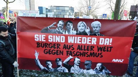 In Koblenz protestieren Tausende gegen Tagung europäischer Rechtspopulisten. (21.01.17)