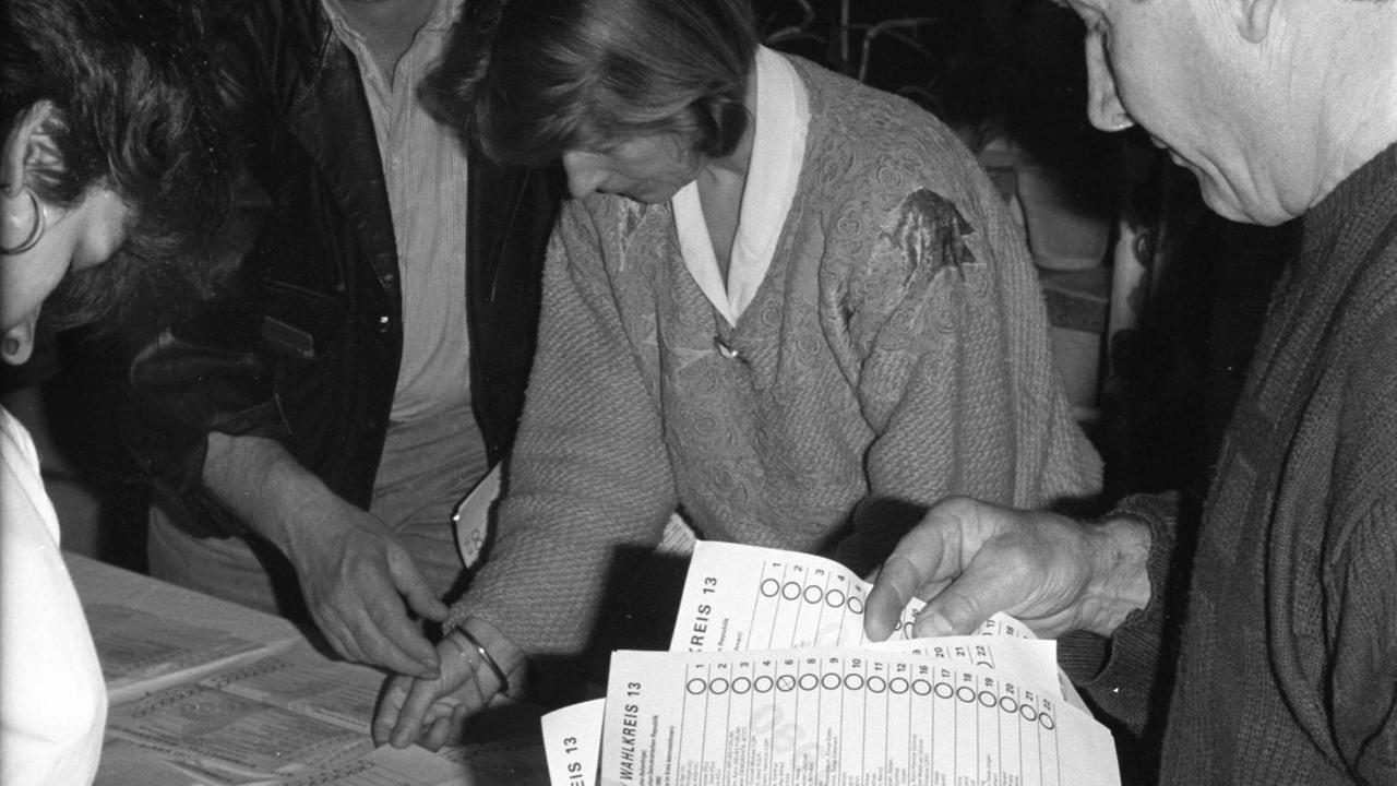 Im Wahllokal der Juri Gagarin POS werden am 18. März 1990 die Stimmzettel der Wahl zur letztenVolkskammer der DDR ausgezählt. Im Wahllokal der Juri Gagarin POS werden am 18. März 1990 die Stimmzettel der Wahl zur letztenVolkskammer der DDR ausgezählt.