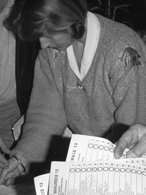 Im Wahllokal der Juri Gagarin POS werden am 18. März 1990 die Stimmzettel der Wahl zur letztenVolkskammer der DDR ausgezählt.