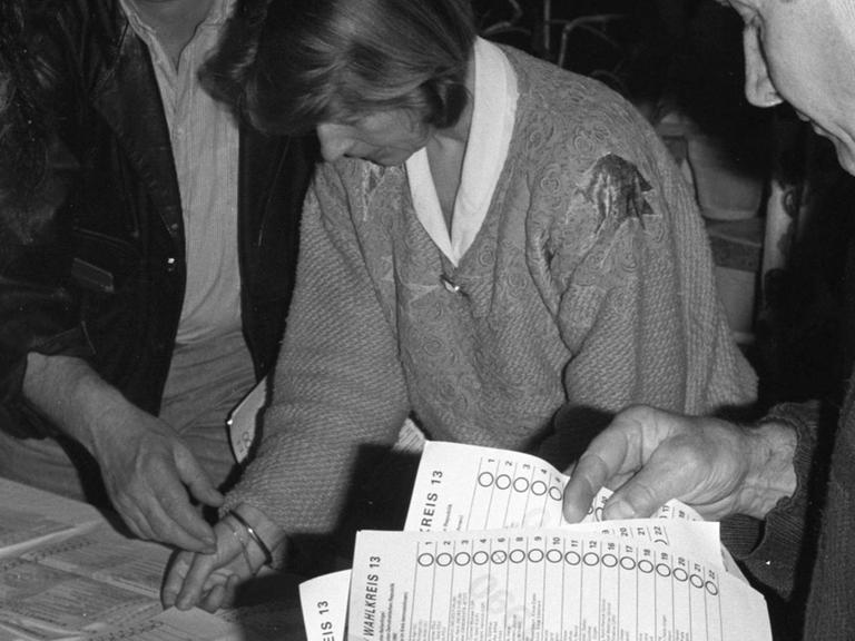 Im Wahllokal der Juri Gagarin POS werden am 18. März 1990 die Stimmzettel der Wahl zur letztenVolkskammer der DDR ausgezählt.