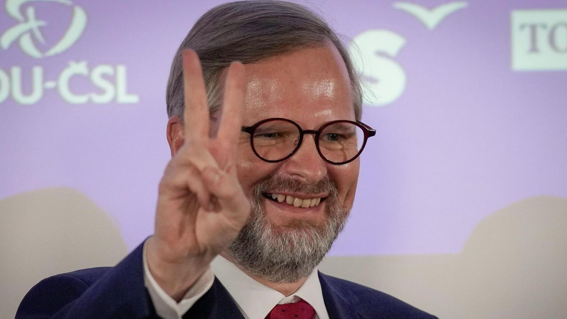 Prag: Petr Fiala, Vorsitzender des konservativen Oppositionsbündnis Spolu (Gemeinsam), zeigt bei einem Wahlevent das Victory-Zeichen. Prag: Petr Fiala, Vorsitzender des konservativen Oppositionsbündnis Spolu (Gemeinsam), zeigt bei einem Wahlevent das Victory-Zeichen.