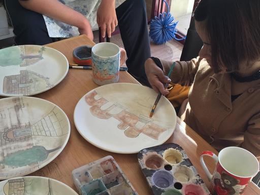 Behinderte palästinensische Jugendliche arbeiten in der Keramik-Werkstatt von Lifegate in Bet Dschala bei Bethlehem im Westjordanland am 09.12.2015. Die 1991 gegründete Organisation ist ein Beispiel für die Umsetzung christlicher Nächstenliebe. Deutsche und Palästinenser arbeiten hier zusammmen, um behinderten Kindern und Jugendlichen im Westjordanland zu helfen.