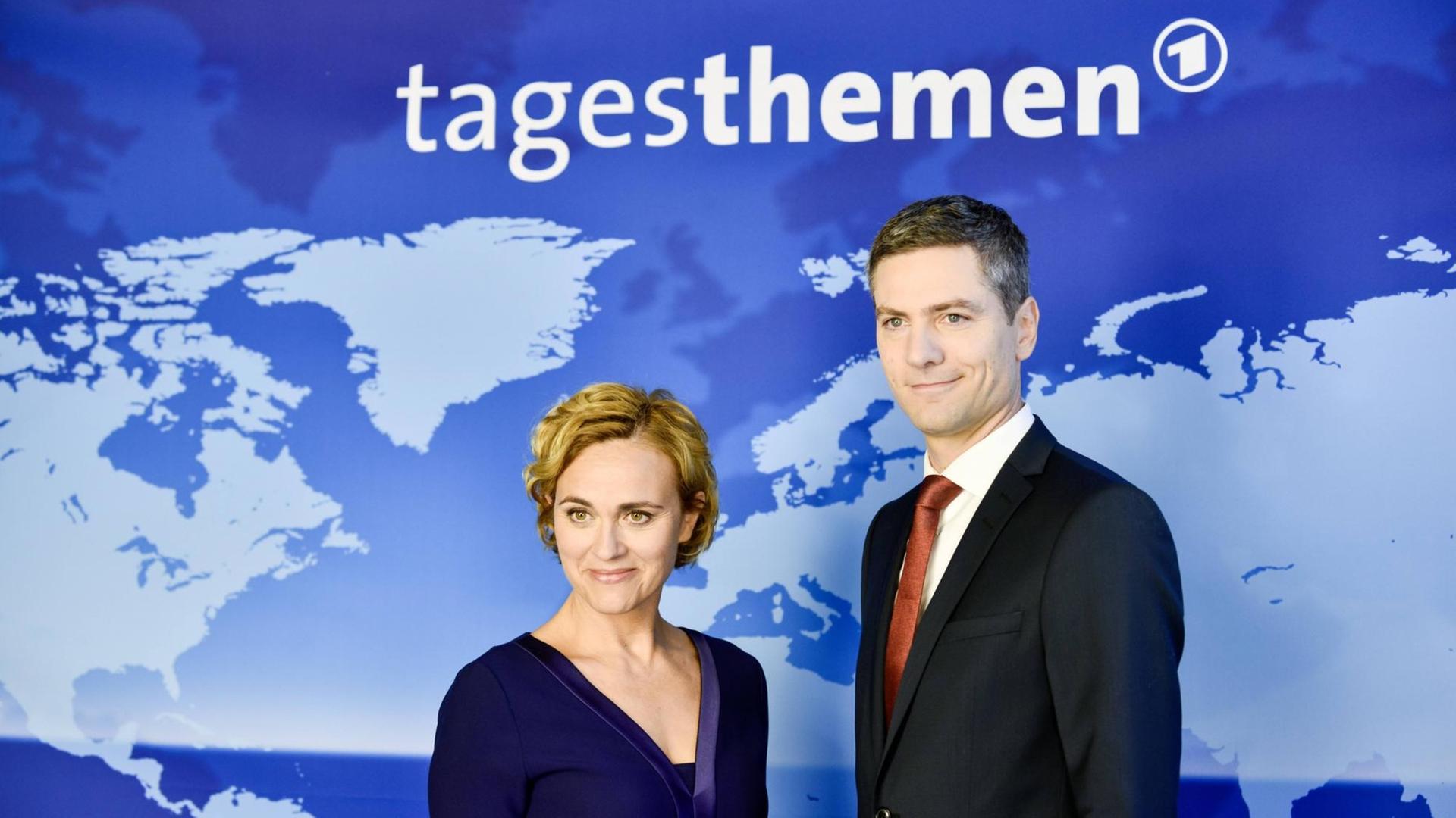 Die Tagesthemen-Moderatoren Caren Miosga und Ingo Zamperoni im Oktober 2016. Die Tagesthemen-Moderatoren Caren Miosga und Ingo Zamperoni im Oktober 2016.