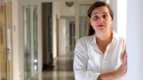 Elke Gaugele blickt in Richtung des Betrachters. Elke Gaugele blickt in Richtung des Betrachters.