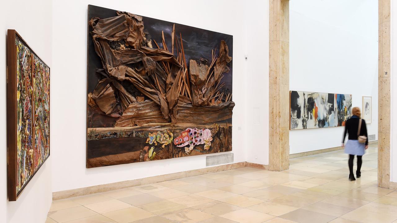 Das Bild "La pampa tormentosa" (Die stürmische Pampa, Antonio Berni, 1963, mitte) hängt am 12.10.2016 in München im Haus der Kunst.