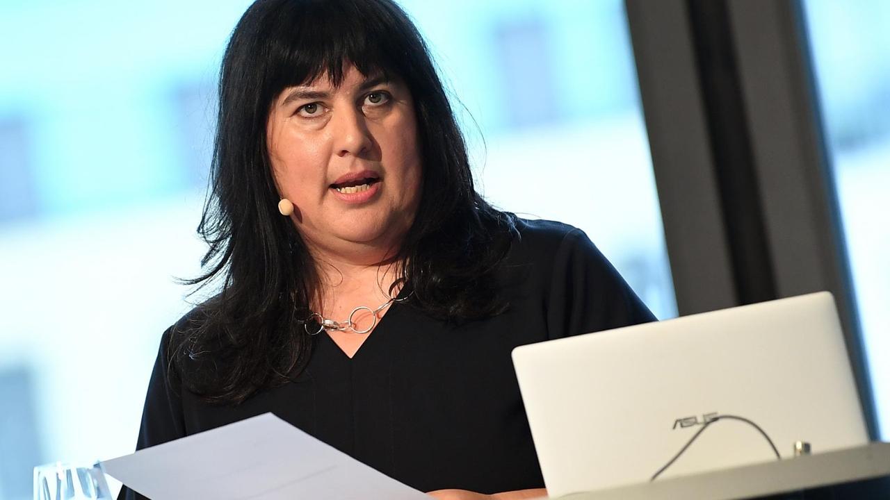 Elizabeth Prommer steht hinter einem Pult und spricht. Elizabeth Prommer steht hinter einem Pult und spricht.
