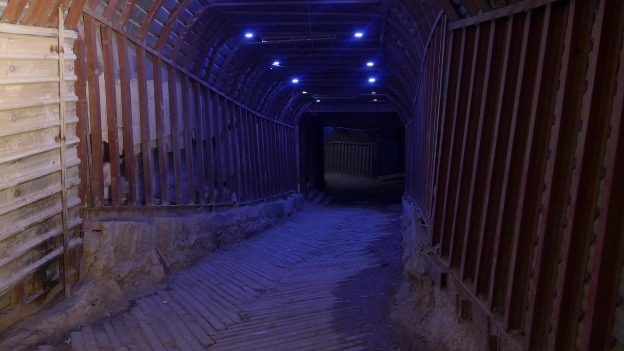 im Inneren eines Tunnels im Inneren eines Tunnels