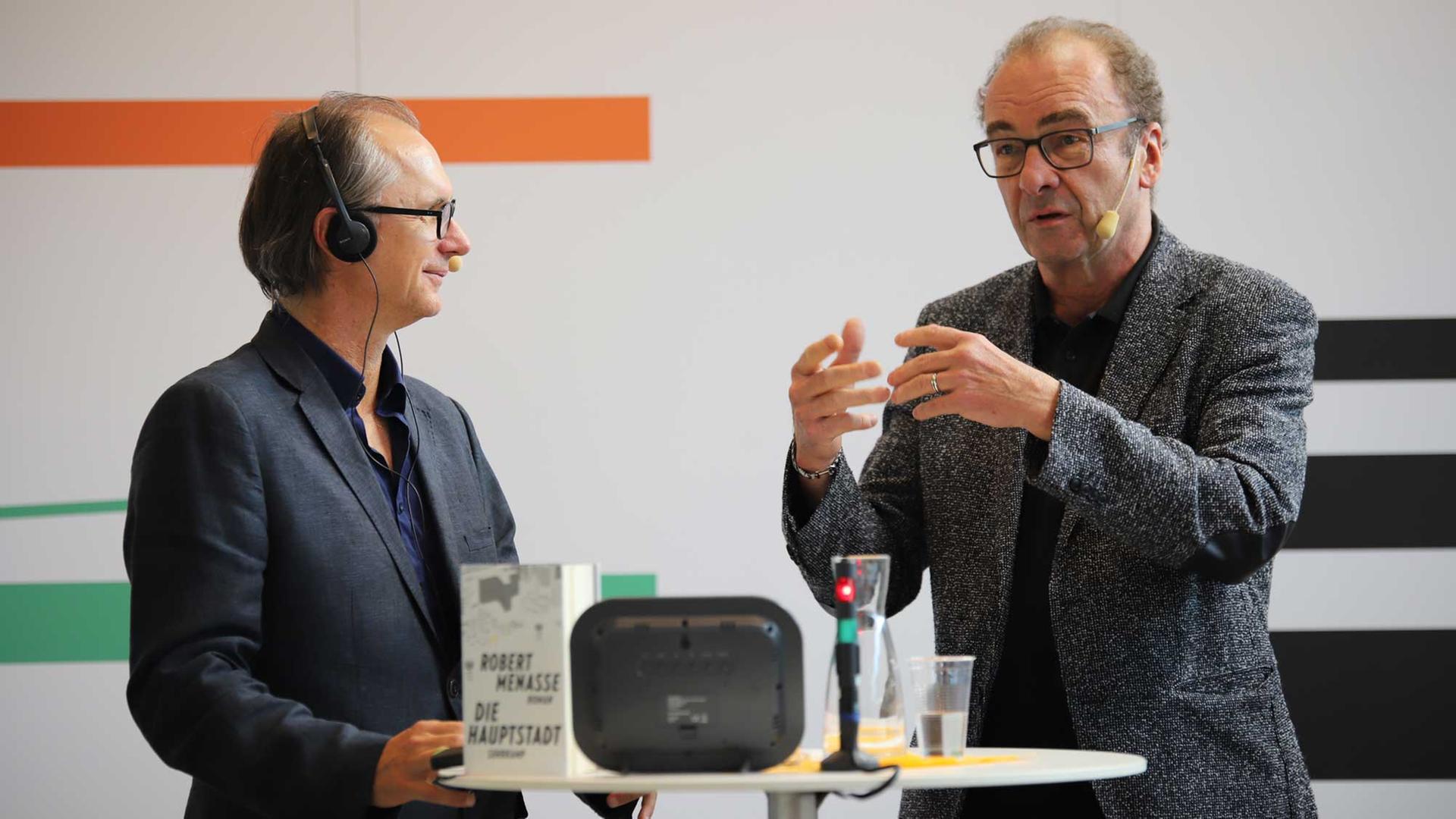 Der österreichische Schriftsteller Robert Menasse im Gespräch mit Frank Meyer von Deutschlandfunk Kultur über seinen mit dem Deutschen Buchpreis ausgezeichenten Roman "Die Hauptstadt" am Stand von Deutschlandradio auf der Buchmesse Frankfurt 2017. Der österreichische Schriftsteller Robert Menasse im Gespräch mit Frank Meyer von Deutschlandfunk Kultur über seinen mit dem Deutschen Buchpreis ausgezeichenten Roman "Die Hauptstadt" am Stand von Deutschlandradio auf der Buchmesse Frankfurt 2017.