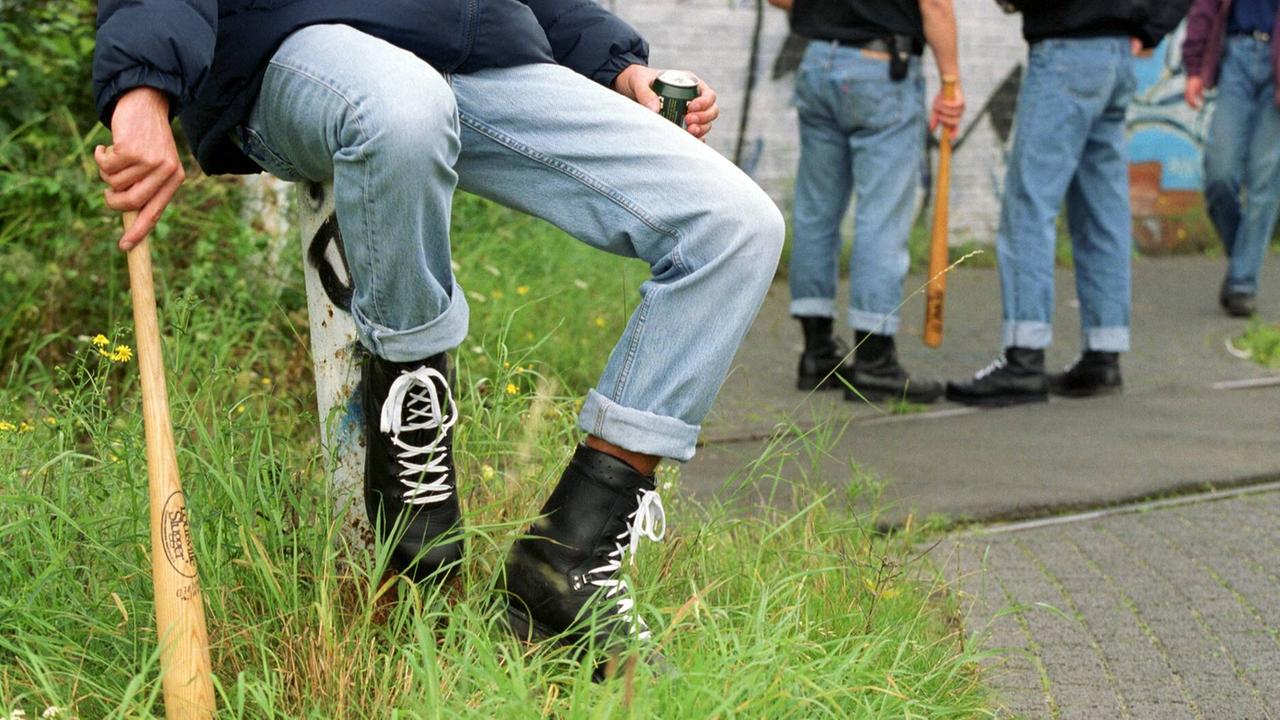 Das Foto zeigt Neonazis mit Baseballschlägern und Springerstiefeln, man sieht keine Gesichter. Das Foto zeigt Neonazis mit Baseballschlägern und Springerstiefeln, man sieht keine Gesichter.