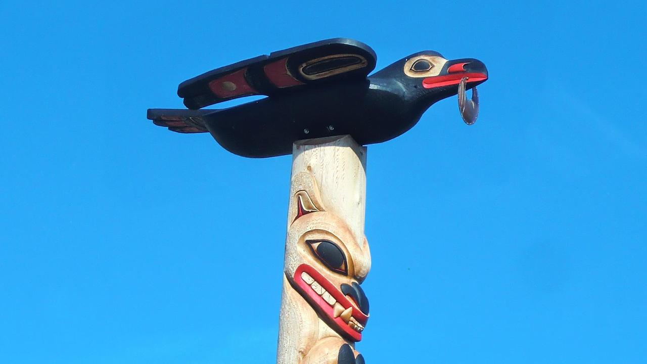 Totempfahl im Yukon mit einem Raben auf der Spitze. Totempfahl im Yukon mit einem Raben auf der Spitze.