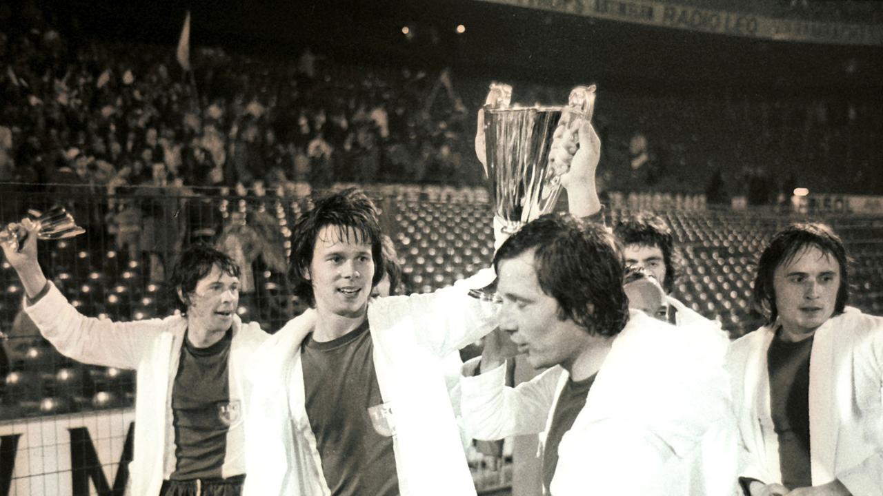 Nach ihrem Sieg gegen AC Mailand im Europapokal der Pokalsieger am 08.05.1974 in Rotterdam präsentieren die Spieler vom 1. FC Magdeburg, Jürgen Sparwasser (l.) und Manfred Zapf, den Pokal.