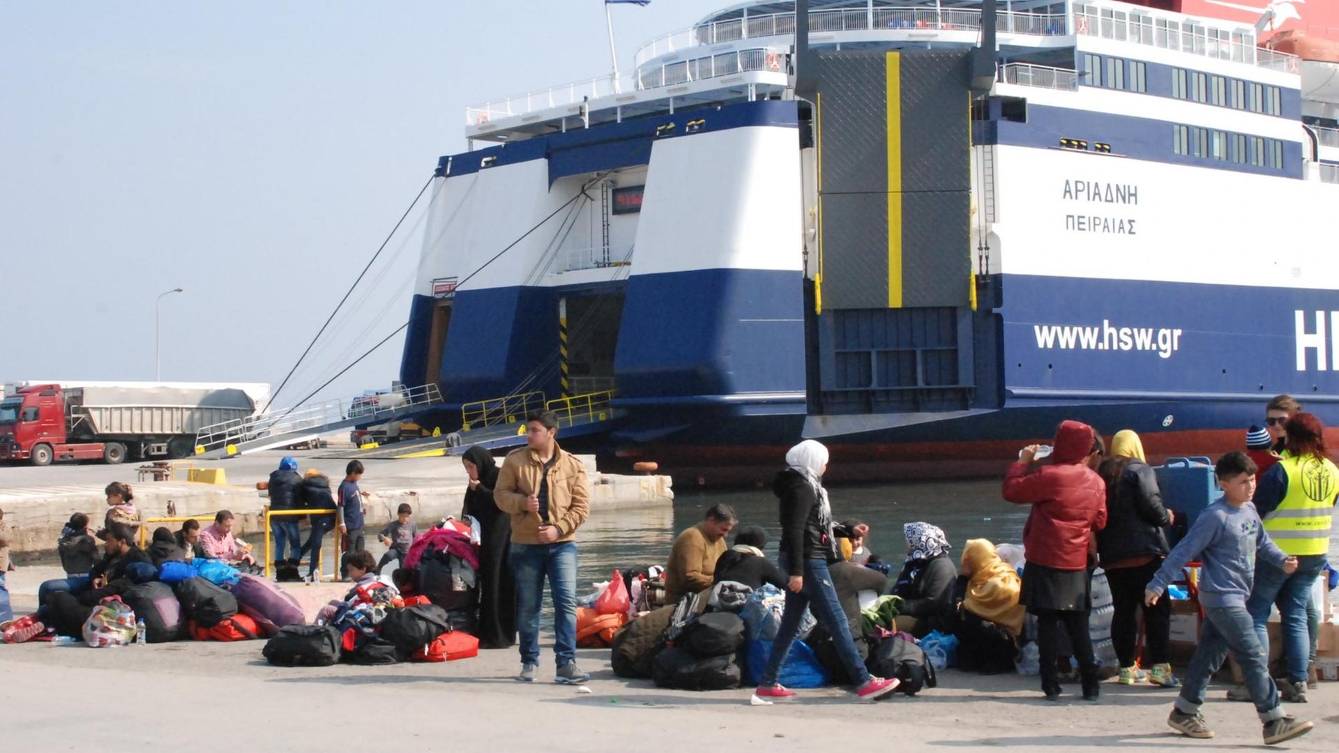 Flüchtlinge im Hafen von Lesbos - von hier starten die ersten Boote zur Rückführung in die Türkei Flüchtlinge im Hafen von Lesbos - von hier starten die ersten Boote zur Rückführung in die Türkei