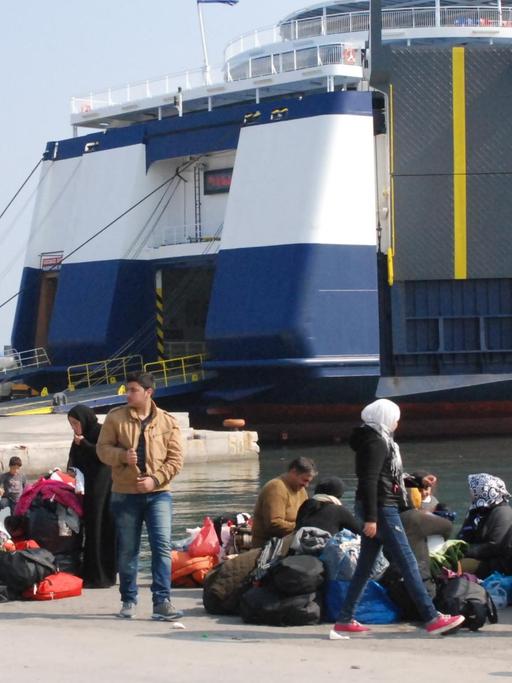 Flüchtlinge im Hafen von Lesbos - von hier starten die ersten Boote zur Rückführung in die Türkei