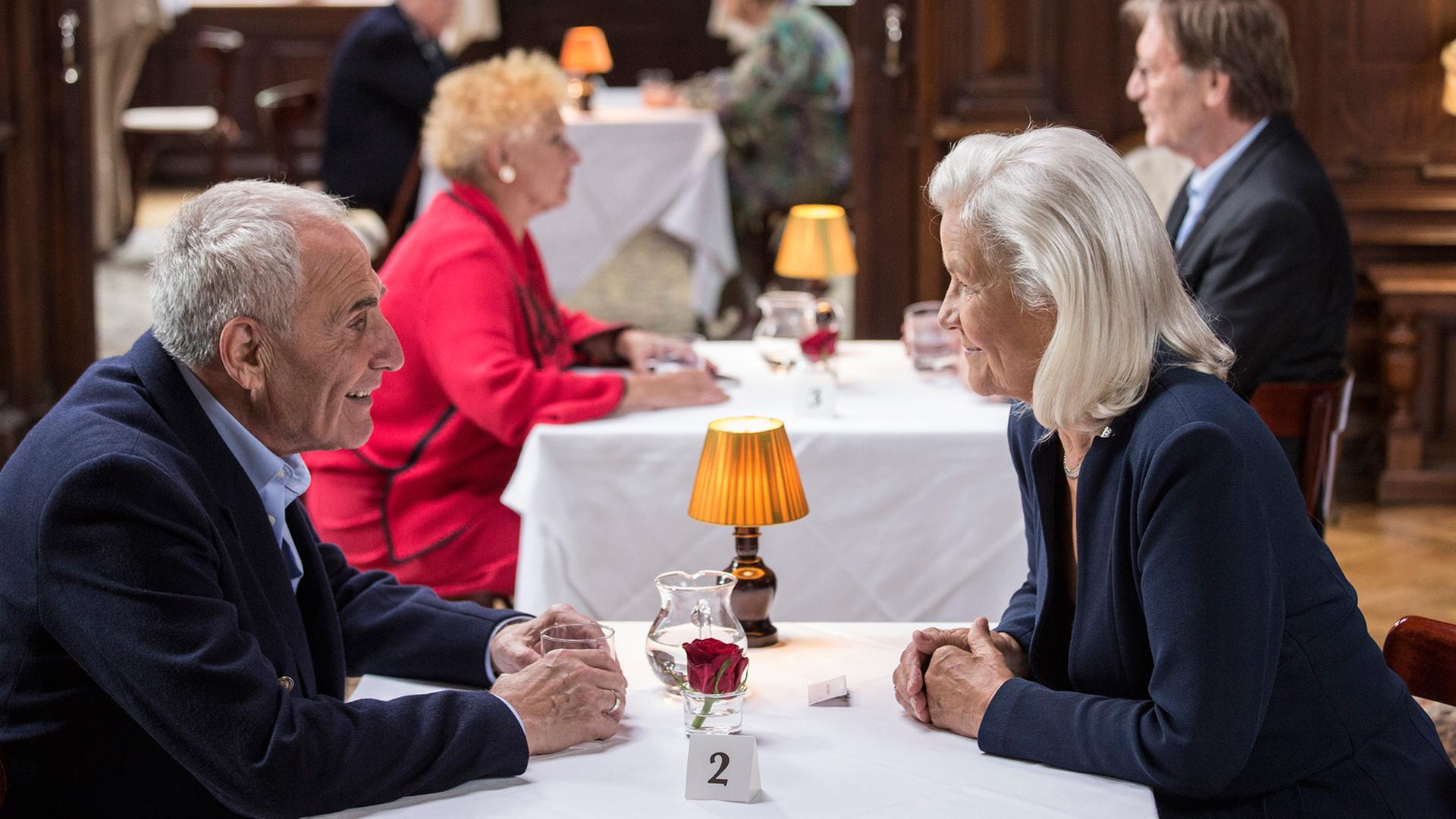Szene aus dem WDR-Film "Altersglühen - Speed Dating für Senioren" mit Victor Choulman und Hildegard Schmahl.