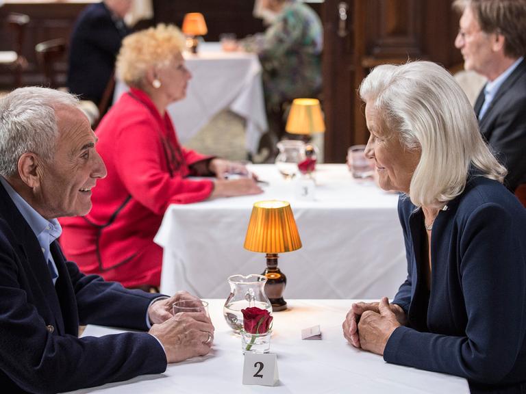 Szene aus dem WDR-Film "Altersglühen - Speed Dating für Senioren" mit Victor Choulman und Hildegard Schmahl.