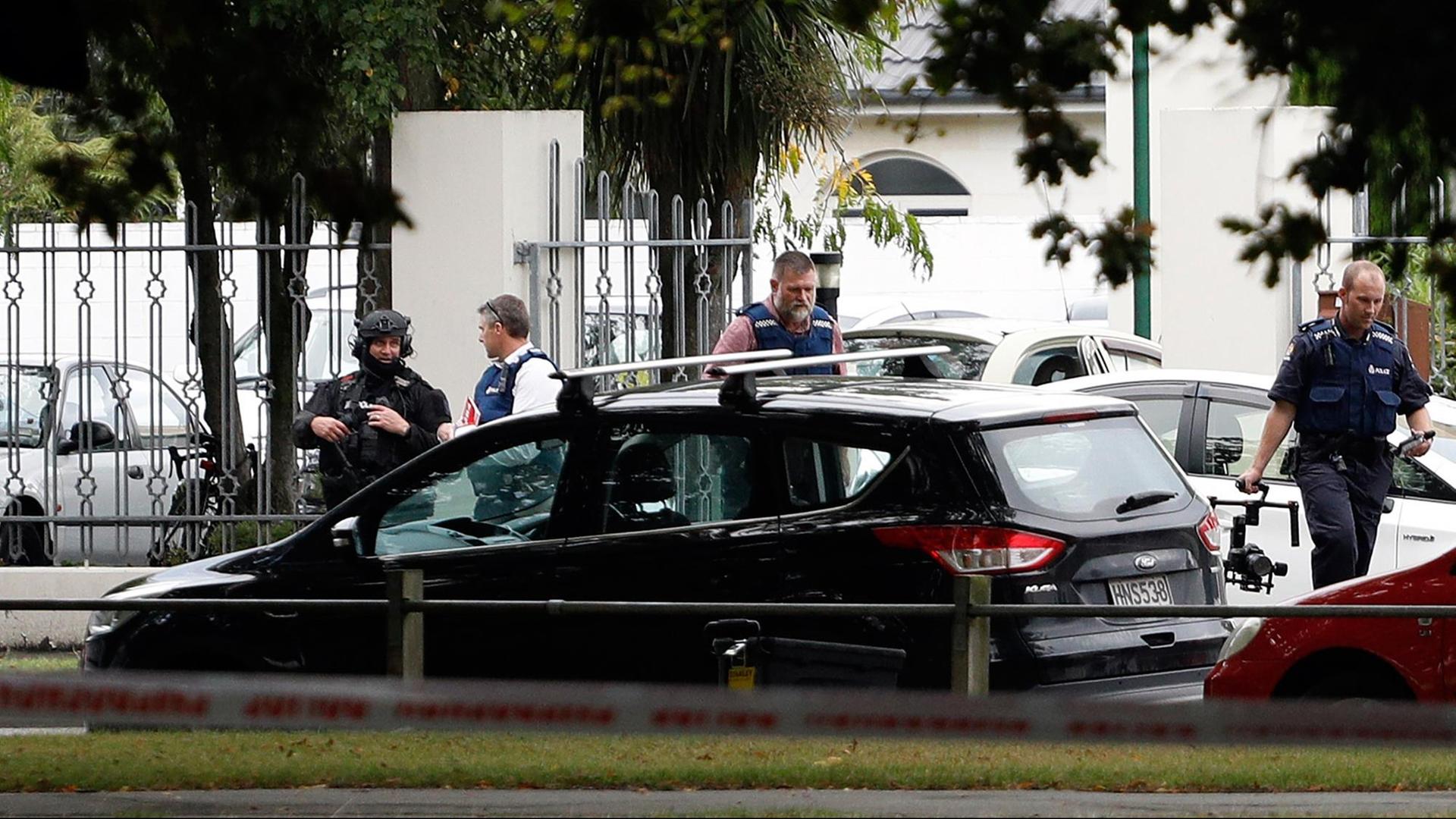 Polizei sichert einen der Tatorte nach dem Angriff auf zwei Moscheen in Christchurch, Neuseeland.