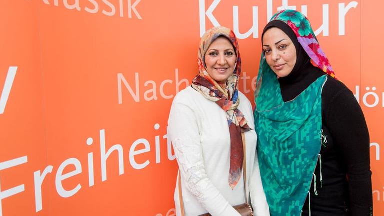 Die irakischen Schrifstellerinnen Amal Nusairi (l.) und Samarkand al-Djabiri, aufgenommen auf der Leipziger Buchmesse 2015
