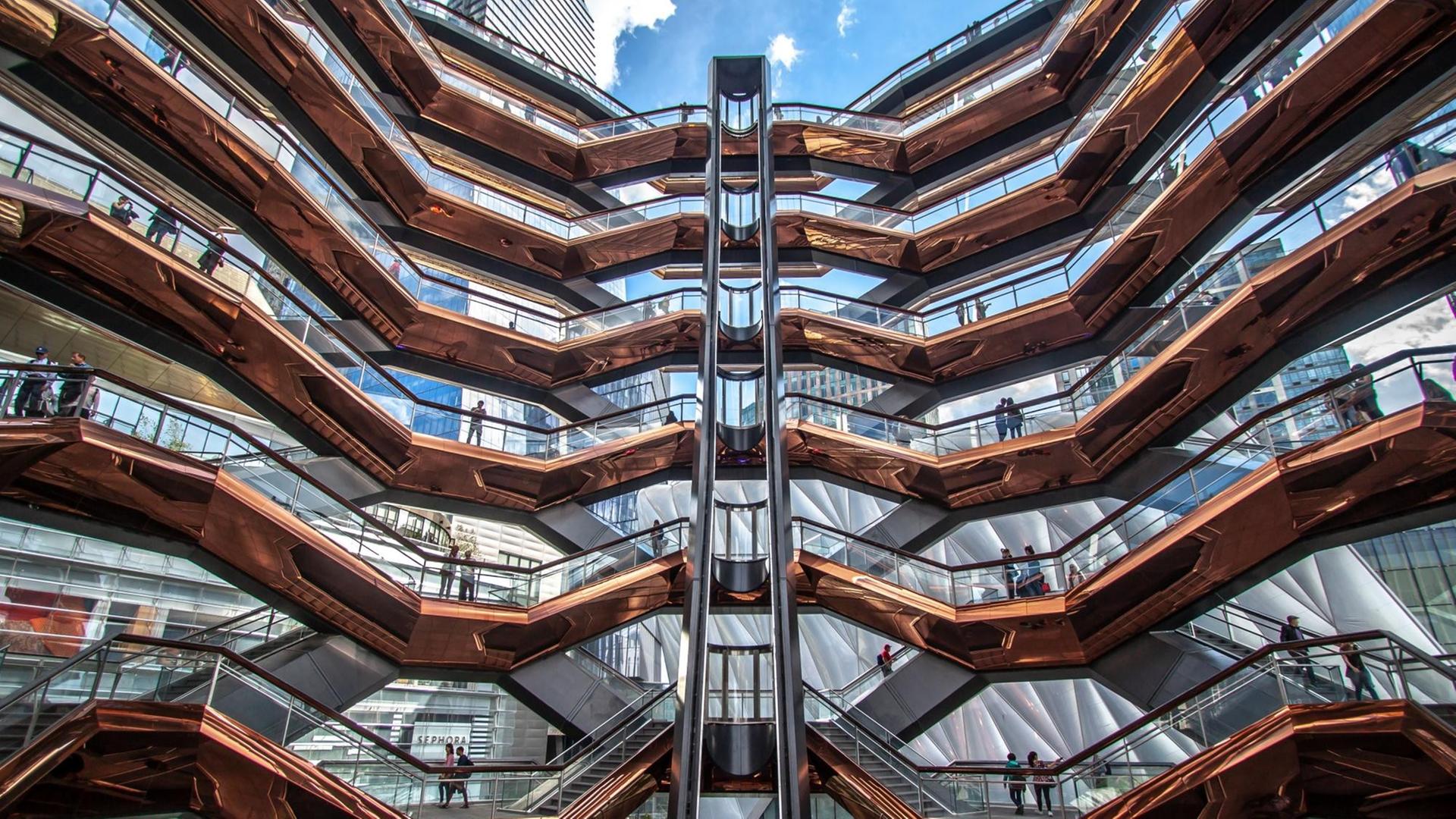 Menschen auf der Treppenarchitektur "The Vessel" in Manhattan, New York, aufgenommen im Mai 2019 Menschen auf der Treppenarchitektur "The Vessel" in Manhattan, New York, aufgenommen im Mai 2019