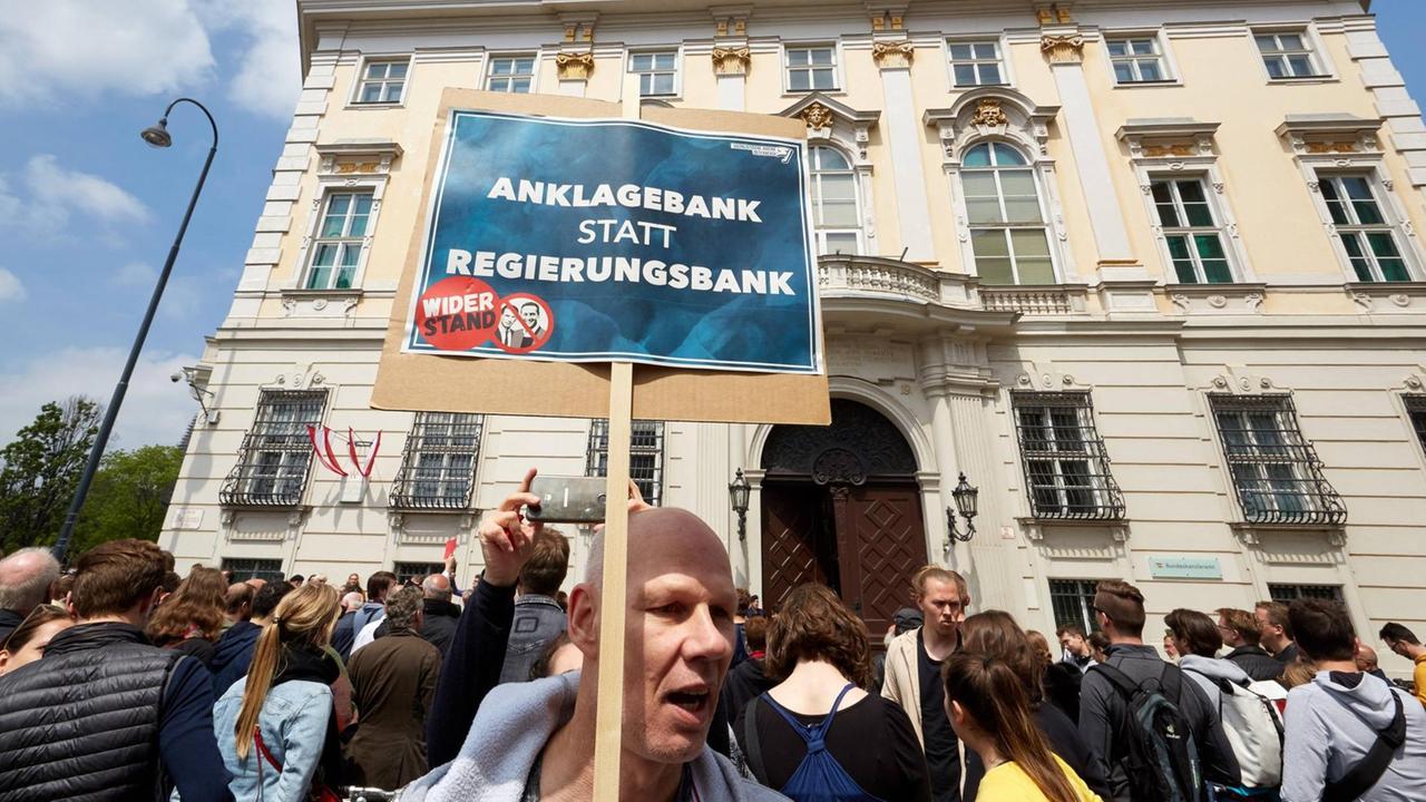 Ein Demonstrant in Wien fordert eine strafrechtliche Verfolgung von Vizekanzler Heinz-Christian Strache nach dessen Rücktritt. Ein Mann hält während einer Demo in Wien ein Plakat mit der Aufschrift Anklagebank statt Regierungsbank in die Höhe. Auf dem Foto sind die Porträts von HC Strache und Sebastian Kurz zu sehen. Ein Demonstrant in Wien fordert eine strafrechtliche Verfolgung von Vizekanzler Heinz-Christian Strache nach dessen Rücktritt. Ein Mann hält während einer Demo in Wien ein Plakat mit der Aufschrift Anklagebank statt Regierungsbank in die Höhe. Auf dem Foto sind die Porträts von HC Strache und Sebastian Kurz zu sehen.
