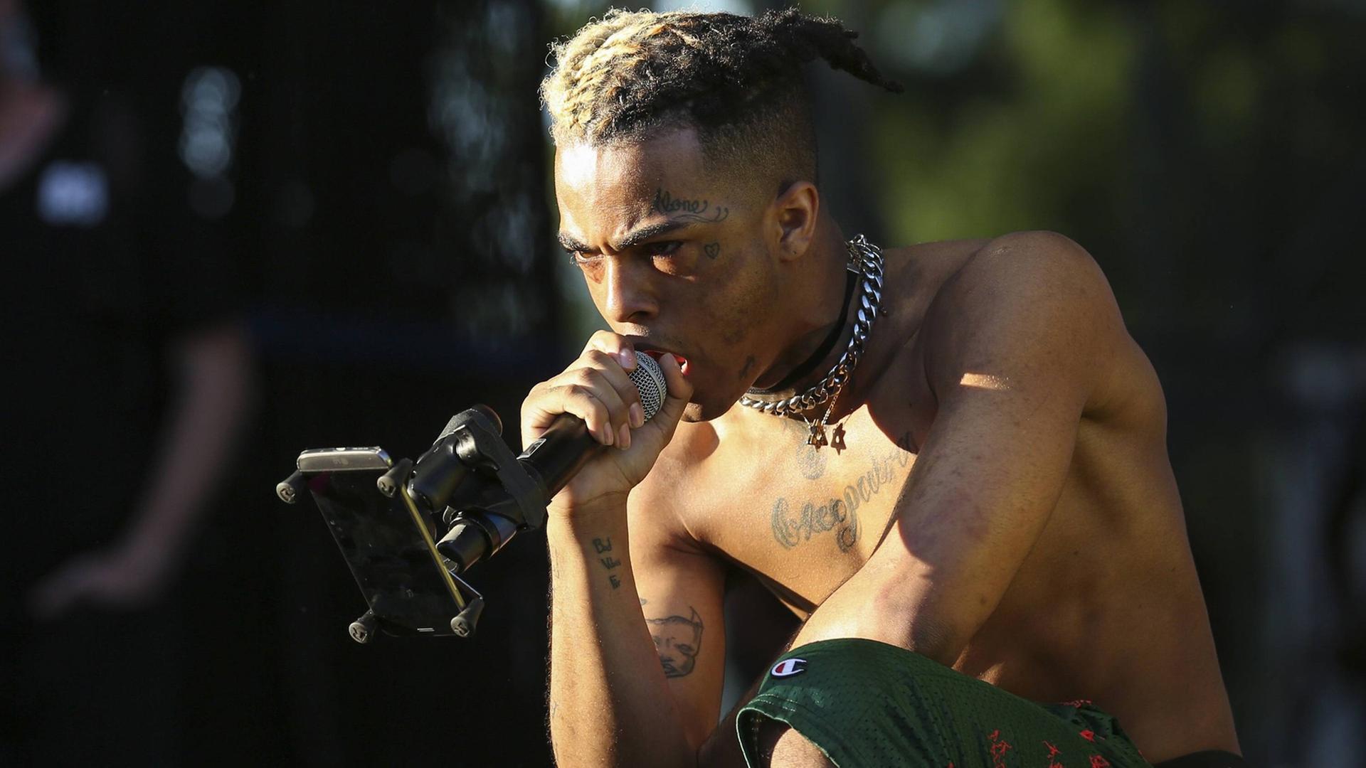 Rapper XXXTentacion bei einem Auftritt auf dem Rolling Loud Festival in Miami im Jahr 2017. Rapper XXXTentacion bei einem Auftritt auf dem Rolling Loud Festival in Miami im Jahr 2017.
