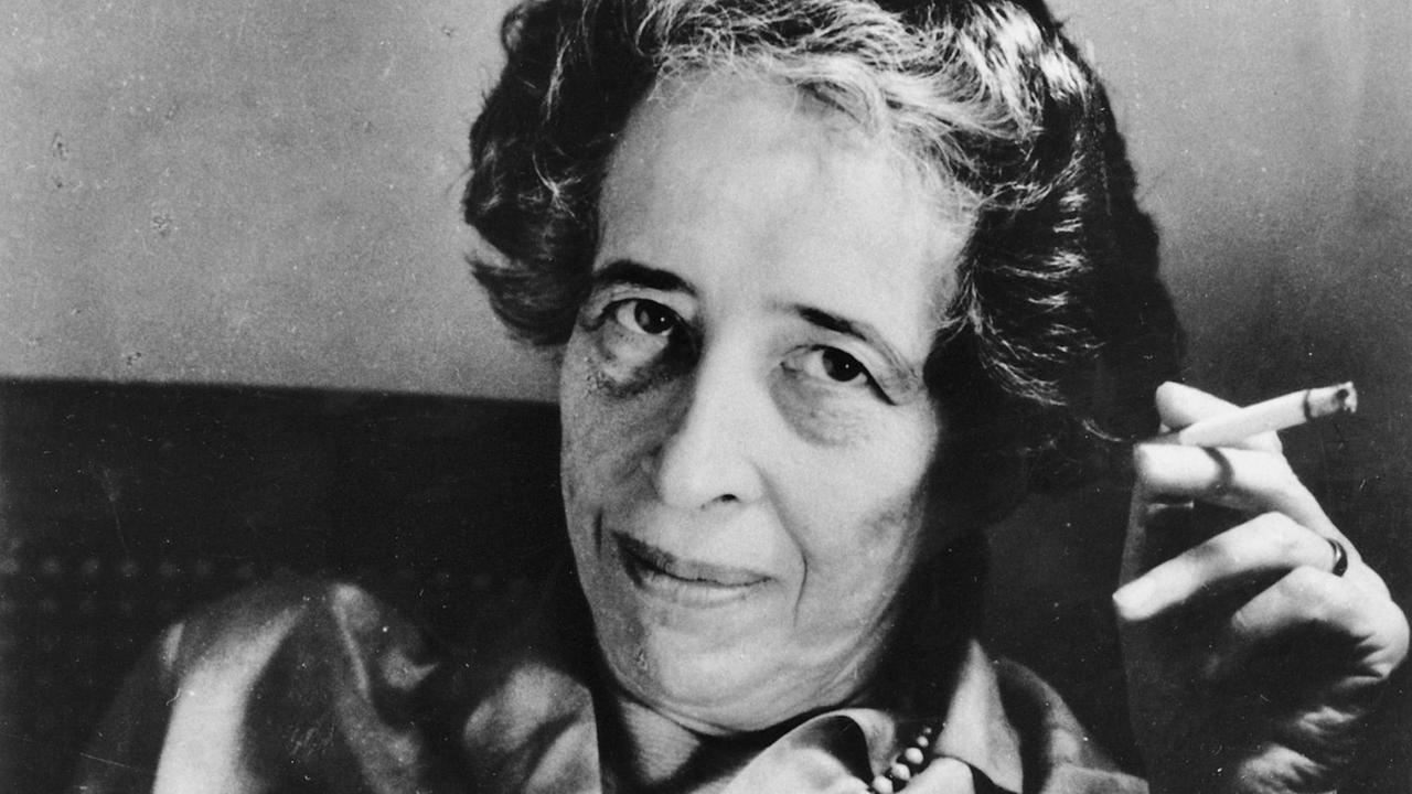 Historische Fotografie der Philosophin Hannah Arendt, mit einer Zigaret...</p>

                        <a href=