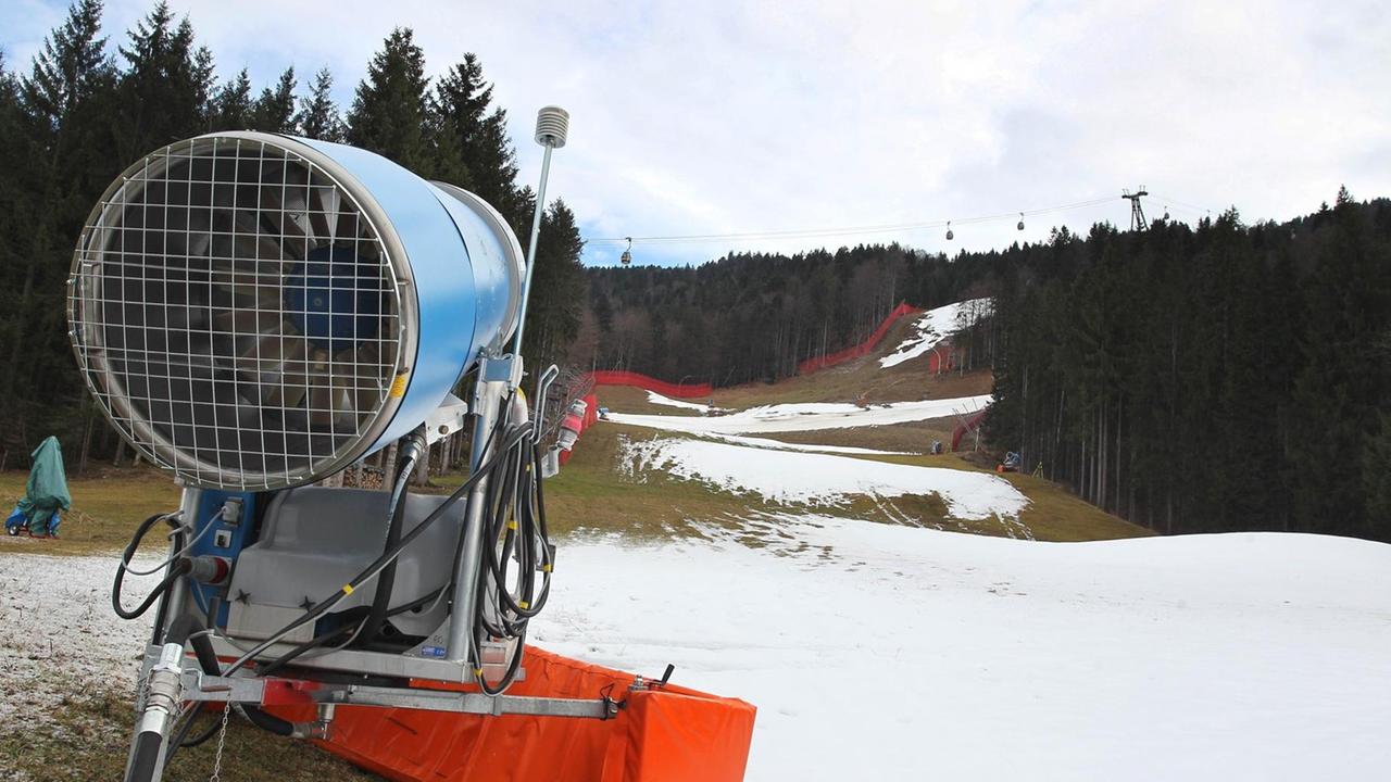 Eine Schneekanone 2014 in Garmisch-Partenkirchen Eine Schneekanone 2014 in Garmisch-Partenkirchen
