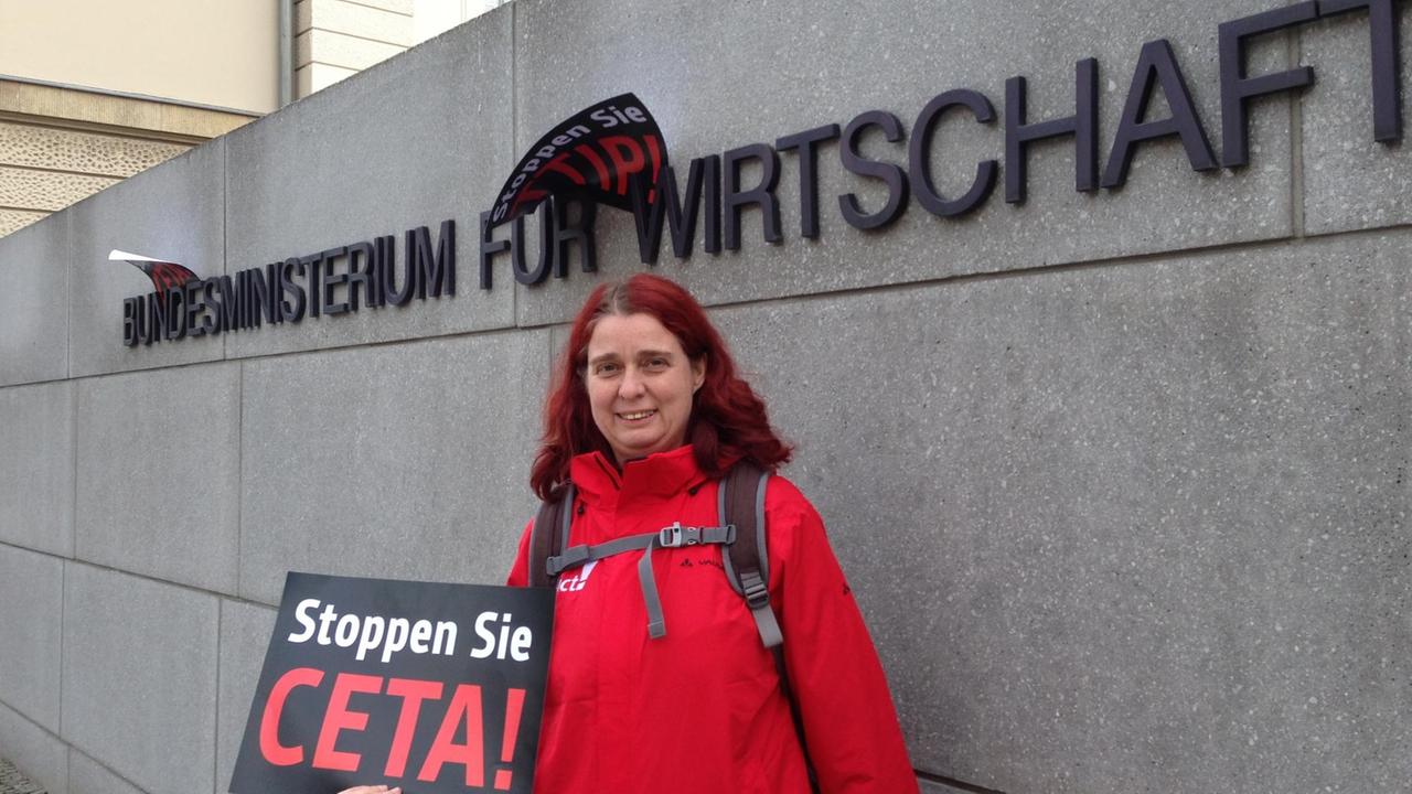 CETA Kritiker protestieren vor dem BMWI während der Pressekonferenz. CETA Kritiker protestieren vor dem BMWI während der Pressekonferenz.