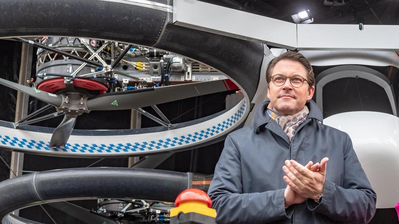 Bundesverkehrsminister Andreas Scheuer (CSU) steht in Ingolstadt vor einem Flugtaxi.
Bundesverkehrsminister Andreas Scheuer (CSU) steht in Ingolstadt vor einem Flugtaxi.