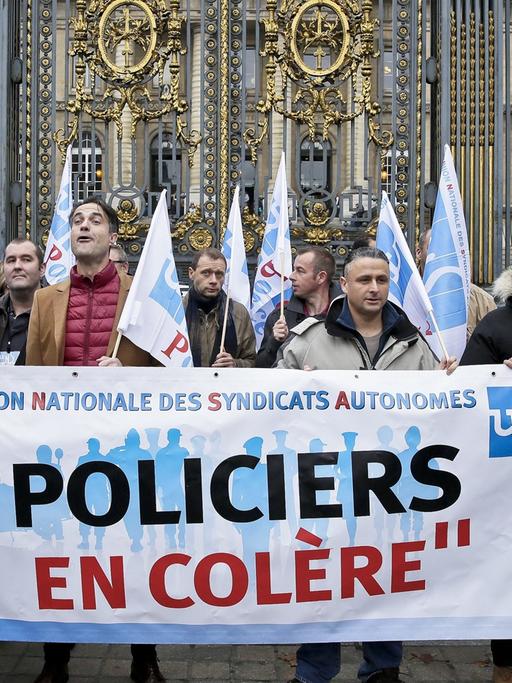 Französische Polizisten protestieren vor dem Justizpalast in Paris