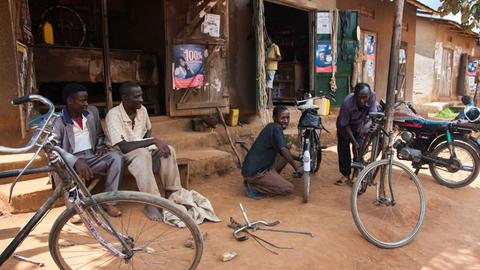 Eine Fahrradwerkstatt in Uganda - mit dem Geld der Ostsee-Rad-Klassik soll eine Ausbildungswerkstatt aufgebaut werden.