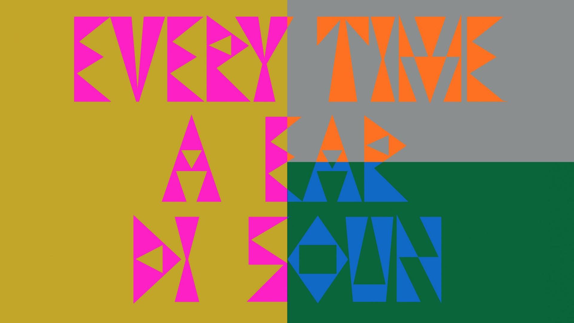 Bunte große Blockbuchstaben auf farbenfrohem Hintergrund: "Every Time A Ear di Soun" - Radiokunstreihe von documenta 14 und Deutschlandfunk Kultur