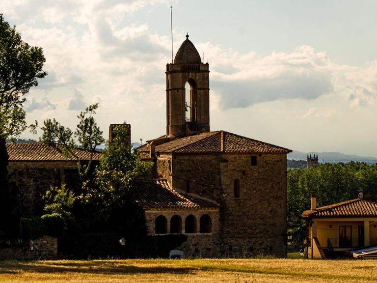 Im Vordergund das von Dalí gekaufte Schloss in Pubol, im Hintergrund mediteranne Landschaft Im Vordergund das von Dalí gekaufte Schloss in Pubol, im Hintergrund mediteranne Landschaft
