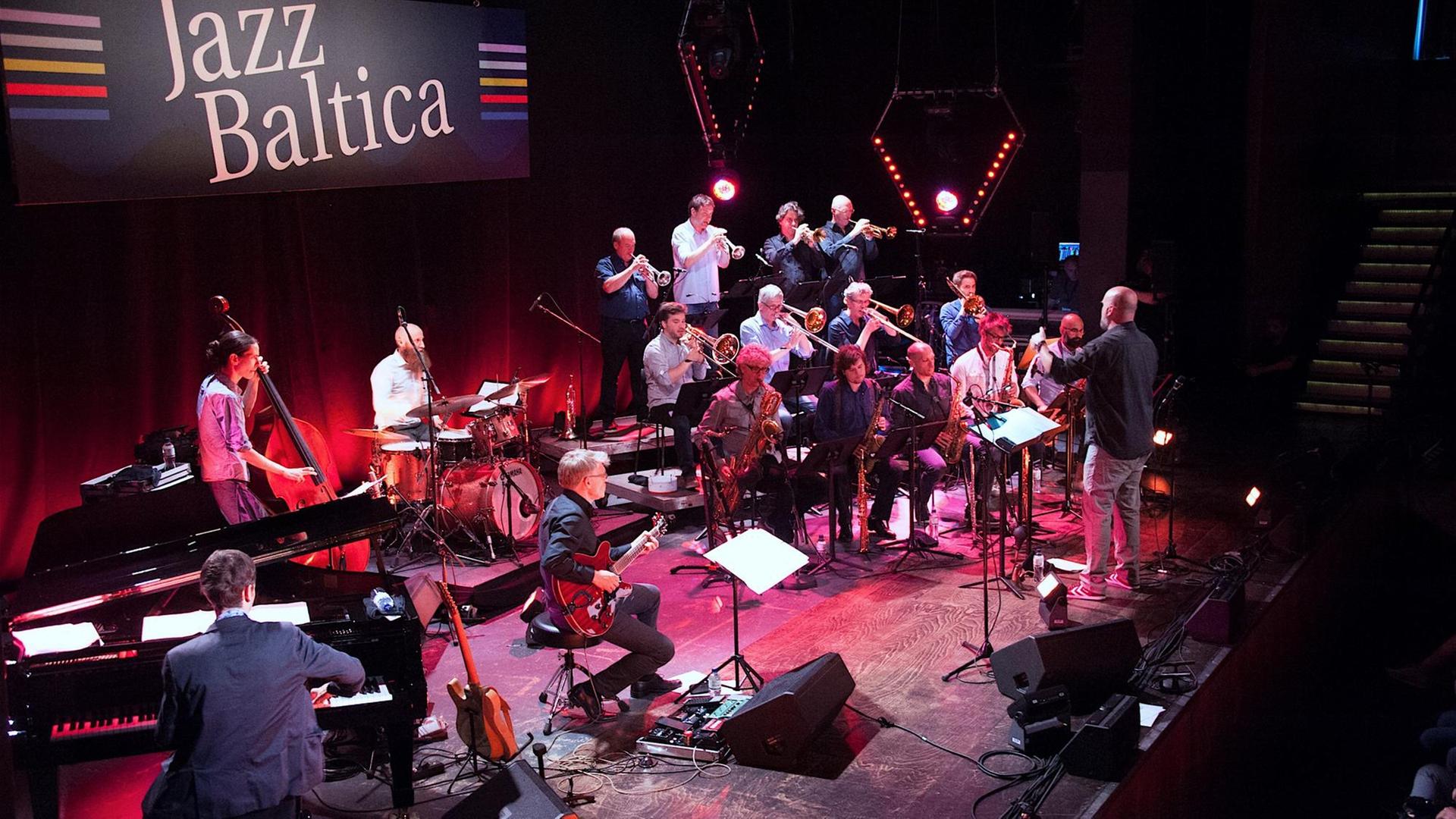Eine Big Band ist von schräg oben auf der Bühne des Festivals Jazz Baltica zu sehen. Eine Big Band ist von schräg oben auf der Bühne des Festivals Jazz Baltica zu sehen.