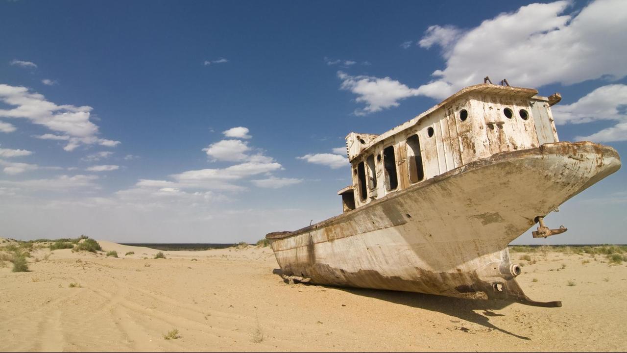 Rostende brachliegende ehemalige Fischerboote am ausgetrockneten Aralsee, Moynaq, Usbekistan, Zentralasien, Asien