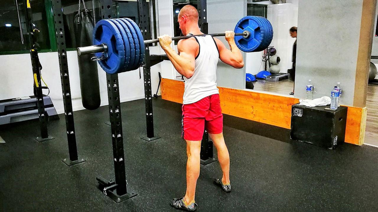 Christian Zippel steht im Fitnessstudio und trainiert. Christian Zippel steht im Fitnessstudio und trainiert.