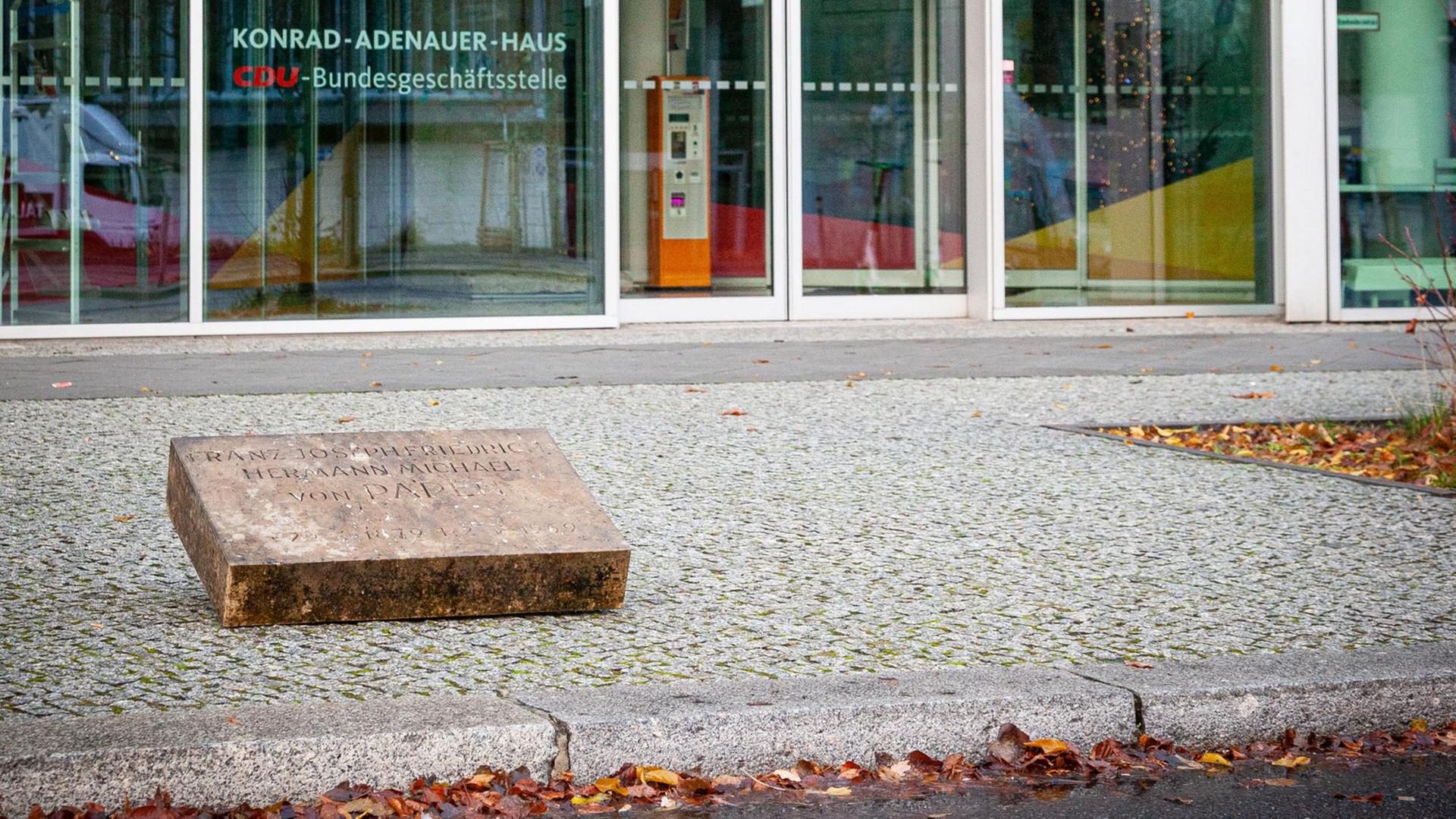 Der Grabstein des ehemaligen Reichskanzlers von Papen vor der CDU-Zentrale in Berlin Der Grabstein des ehemaligen Reichskanzlers von Papen vor der CDU-Zentrale in Berlin