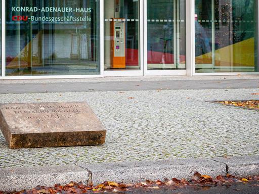 Der Grabstein des ehemaligen Reichskanzlers von Papen vor der CDU-Zentrale in Berlin