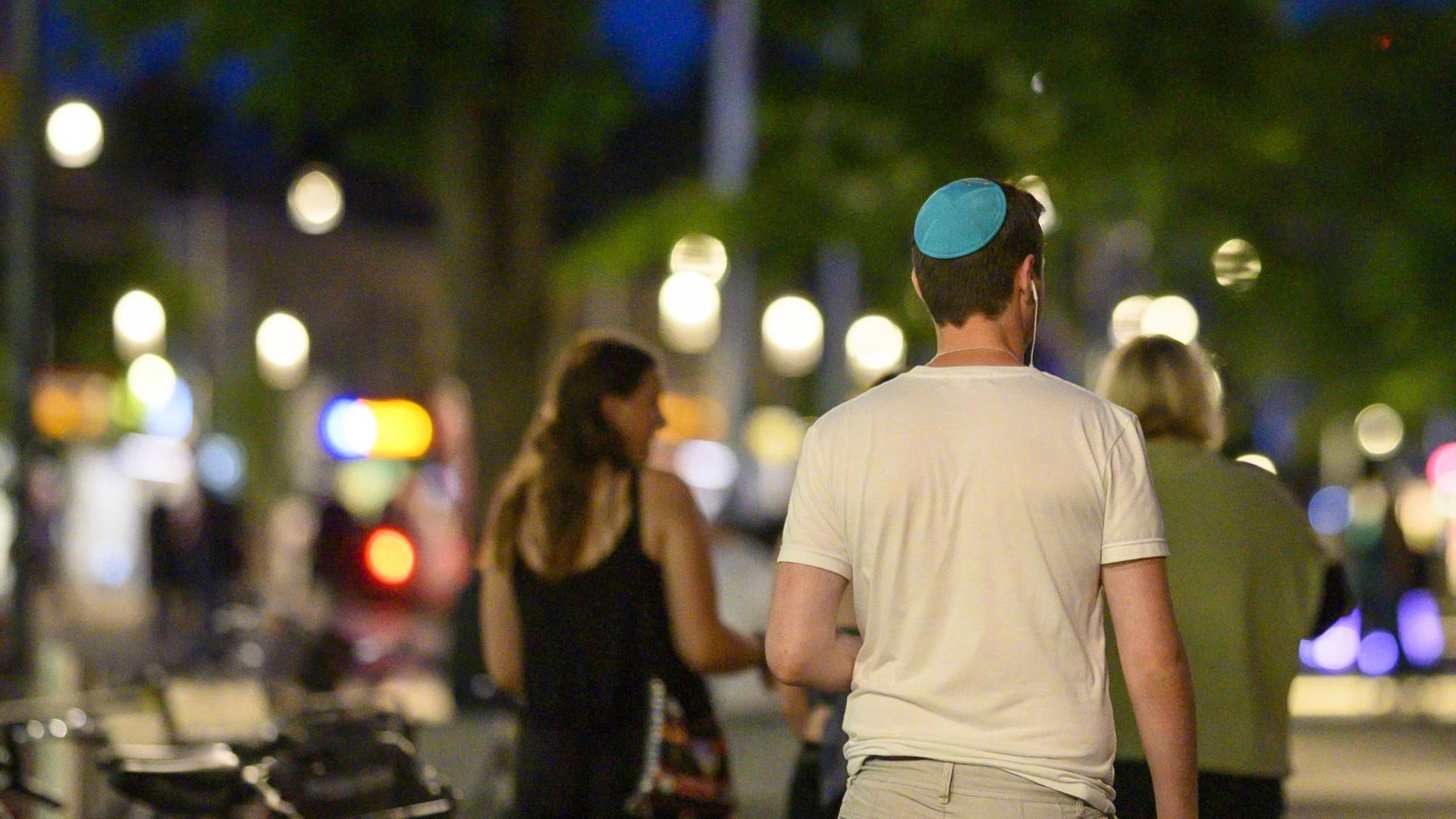 Ein Mann mit jüdischer Kippa läuft am 05.06.2019 durch die Freiburger Innenstadt. Ein Mann mit jüdischer Kippa läuft am 05.06.2019 durch die Freiburger Innenstadt.