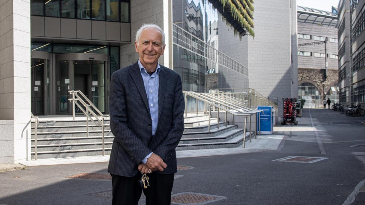 Finanzprofessor Jim Stewart vom Trinity College in Dublin. Graue Haare, blauer Anzug. Vor dem Uni-Gebäude. Finanzprofessor Jim Stewart vom Trinity College in Dublin. Graue Haare, blauer Anzug. Vor dem Uni-Gebäude.