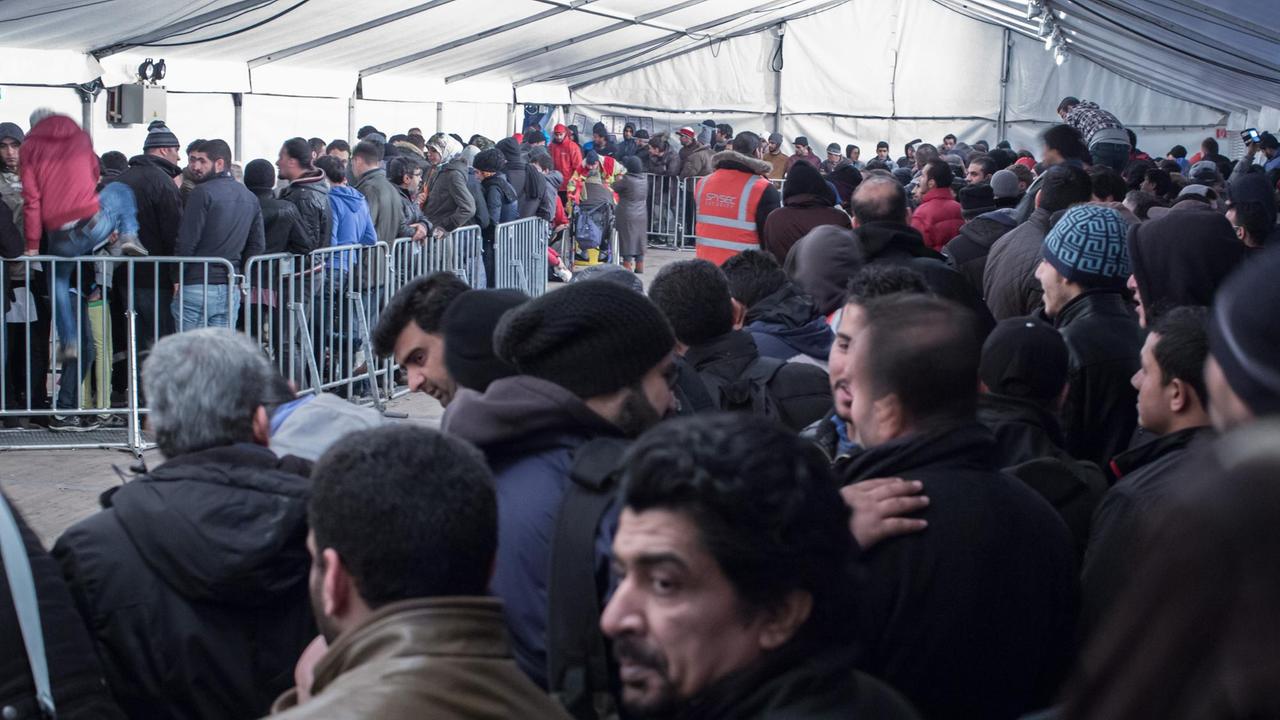 Flüchtlinge warten am 9.12.2015 vor dem Landesamt für Gesundheit und Soziales Lageso in Berlin in einem Wartezelt. In dem Amt in Berlin Moabit können sich Flüchtlinge nach ihrer Ankunft in Deutschland registrieren lassen oder weitere Leistungen zur Unterstützung beantragen. Flüchtlinge warten am 9.12.2015 vor dem Landesamt für Gesundheit und Soziales Lageso in Berlin in einem Wartezelt. In dem Amt in Berlin Moabit können sich Flüchtlinge nach ihrer Ankunft in Deutschland registrieren lassen oder weitere Leistungen zur Unterstützung beantragen.