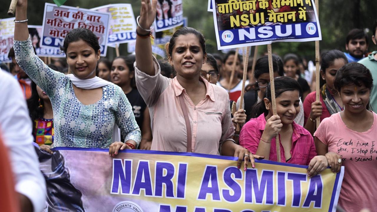 Mitglieder der National Students Union of India (NSUI) protestieren am 9. August 2017 in Neu-Delhi gegen Vikas Barala, Sohn eines regionalen BJP Politikers, der eine Frau mit einem SUV verfolgt haben soll. Mitglieder der National Students Union of India (NSUI) protestieren am 9. August 2017 in Neu-Delhi gegen Vikas Barala, Sohn eines regionalen BJP Politikers, der eine Frau mit einem SUV verfolgt haben soll.