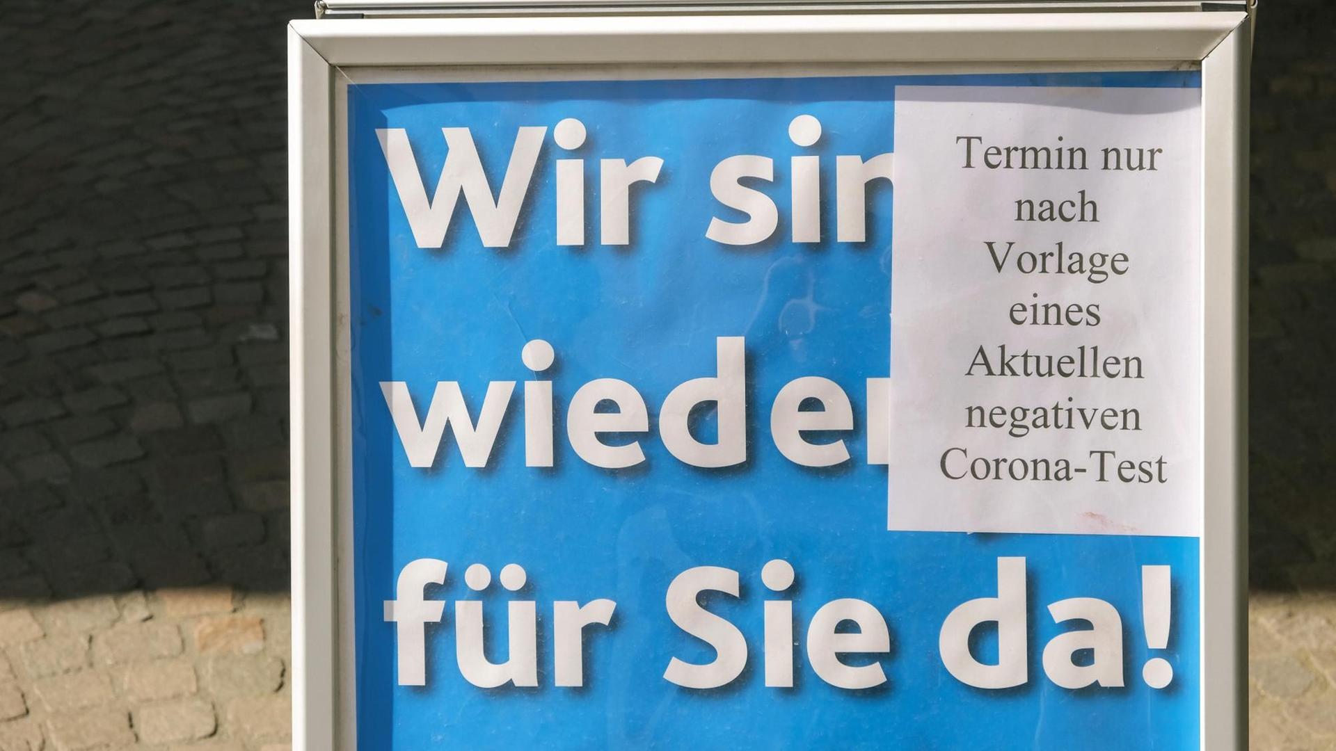 Eine Tafel in einem Laden in Recklinghausen, Nordrhein-Westfalen. Click & Meet, online oder direkt vor Ort anmelden und einkaufen ist nur mit negativem aktuellem Coronatest möglich. Eine Tafel in einem Laden in Recklinghausen, Nordrhein-Westfalen. Click & Meet, online oder direkt vor Ort anmelden und einkaufen ist nur mit negativem aktuellem Coronatest möglich.