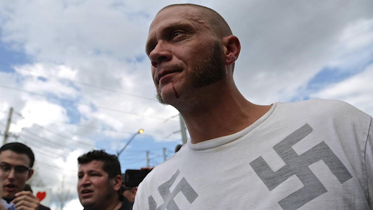 Ein US-amerikanischer Neonazi und Anhänger von Richard Spencer Ein US-amerikanischer Neonazi und Anhänger von Richard Spencer