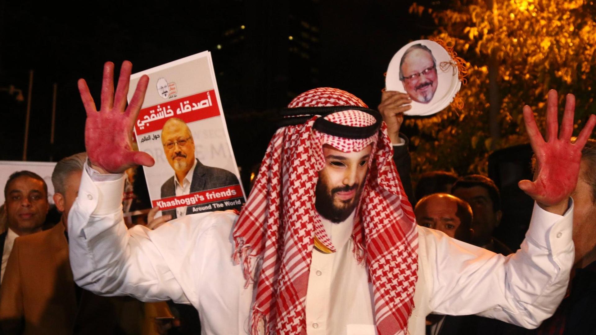Bei einer Protestdemonstration wegen der Ermordung des Journalisten Jamal Khashoggi in Istanbul trägt ein Teilnehmer eine Maske mit dem Konterfei des saudischen Kronprinzen Mohammed bin Salman. Bei einer Protestdemonstration wegen der Ermordung des Journalisten Jamal Khashoggi in Istanbul trägt ein Teilnehmer eine Maske mit dem Konterfei des saudischen Kronprinzen Mohammed bin Salman.