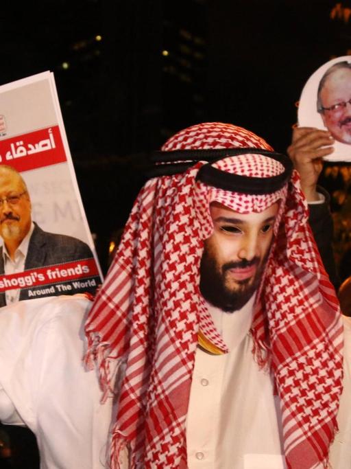 Bei einer Protestdemonstration wegen der Ermordung des Journalisten Jamal Khashoggi in Istanbul trägt ein Teilnehmer eine Maske mit dem Konterfei des saudischen Kronprinzen Mohammed bin Salman.