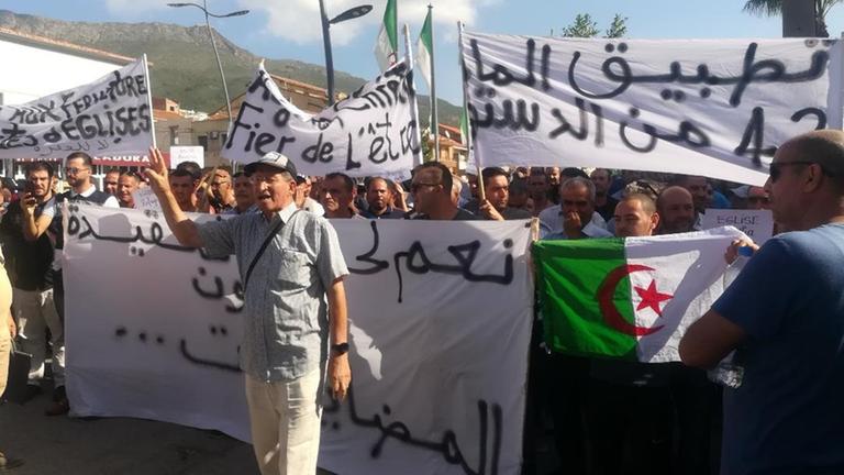 Demonstranten in Hafenstadt Bejaia - Ex-Präsident der Protestanten Mustapha Krim vorne weg Demonstranten in Hafenstadt Bejaia - Ex-Präsident der Protestanten Mustapha Krim vorne weg