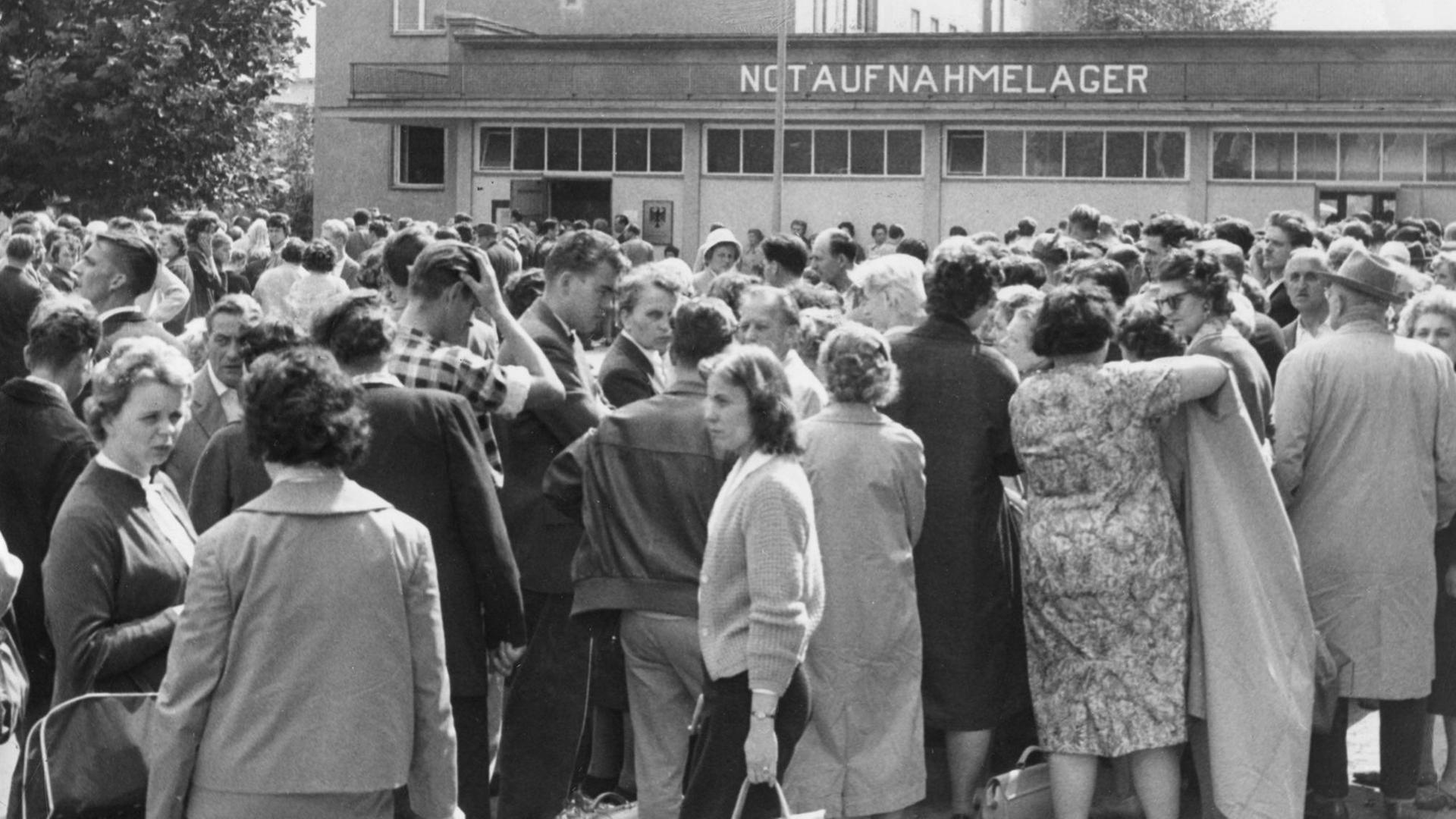Der Flüchtlingsansturm auf das Notaufnahmelager Berlin-Marienfelde wurde am Montagvormittag, 14.08.1961, immer größer. Tausende von Neuangekommenen, die sich dort registrieren lassen wollten, warteten vor dem Eingang des Notaufnahmelagers. Sie wurden schubweise eingelassen. Die Aufnahmebehörden waren dem Ansturm nicht mehr gewachsen. Die Flüchtlinge wurden erneut aufgefordert, in den nächsten Tagen wiederzukommen. Der Flüchtlingsansturm auf das Notaufnahmelager Berlin-Marienfelde wurde am Montagvormittag, 14.08.1961, immer größer. Tausende von Neuangekommenen, die sich dort registrieren lassen wollten, warteten vor dem Eingang des Notaufnahmelagers. Sie wurden schubweise eingelassen. Die Aufnahmebehörden waren dem Ansturm nicht mehr gewachsen. Die Flüchtlinge wurden erneut aufgefordert, in den nächsten Tagen wiederzukommen.