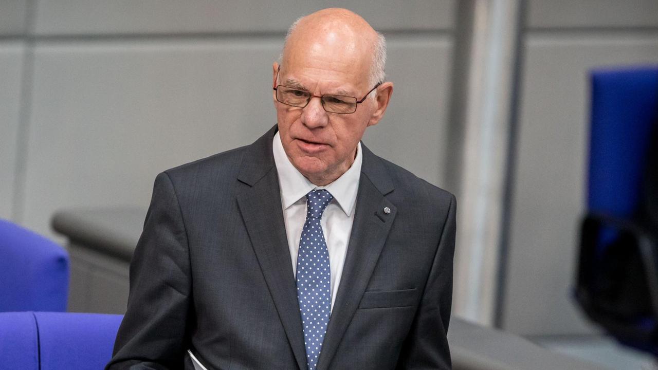 Lammert steht in seiner letzten Bundestagssitzung vor dem Plenum und spricht zu den Abgeordneten Lammert steht in seiner letzten Bundestagssitzung vor dem Plenum und spricht zu den Abgeordneten