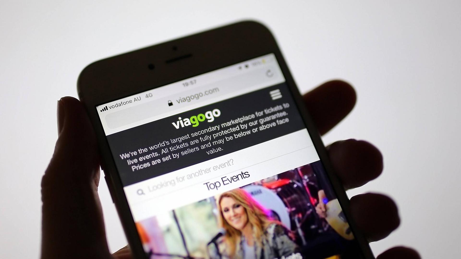 VIAGOGO STOCK, Viagogo s website is seen on a mobile phone in Sydney, Thursday, April 18, 2019. The Swiss-based ticket marketplace was found by a judge on Thursday to have broken several consumer laws when falsely claiming tickets were about to sell out and masquerading as an official ticket seller. ( !ACHTUNG: NUR REDAKTIONELLE NUTZUNG, KEINE ARCHIVIERUNG UND KEINE BUCHNUTZUNG! SYDNEY NSW AUSTRALIA PUBLICATIONxINxGERxSUIxAUTxONLY Copyright: xSTEVENxSAPHOREx 20190418001395694493
